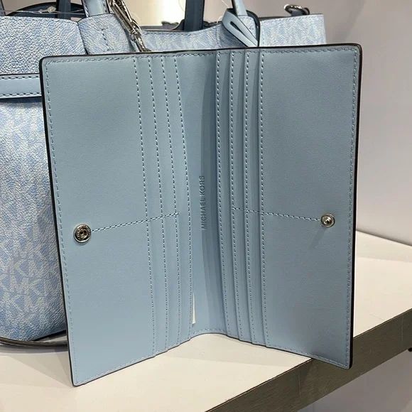 MICHAEL KORS Carson Large Signature Logo Bifold Wallet
Light Sky
NWT - Picture 6 of 16